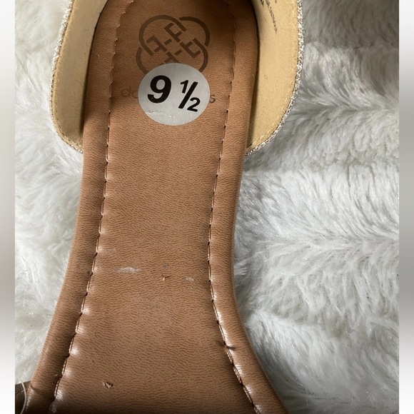 Daisy Fuentes Size 9.5 Gold / Clear Rhinestone Embellished Sandal NWOT - Picture 5 of 9